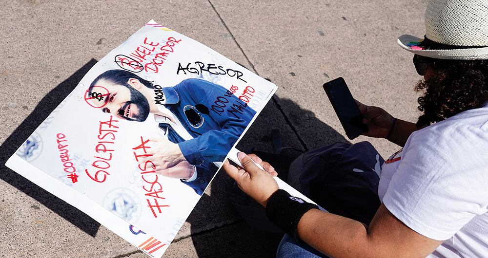 A pesar de la alta popularidad de Bukele, la implementación del bitcóin como moneda de circulación legal y algunas acciones autoritarias han desatado polémica en torno a su mandato. Foto: Getty Images