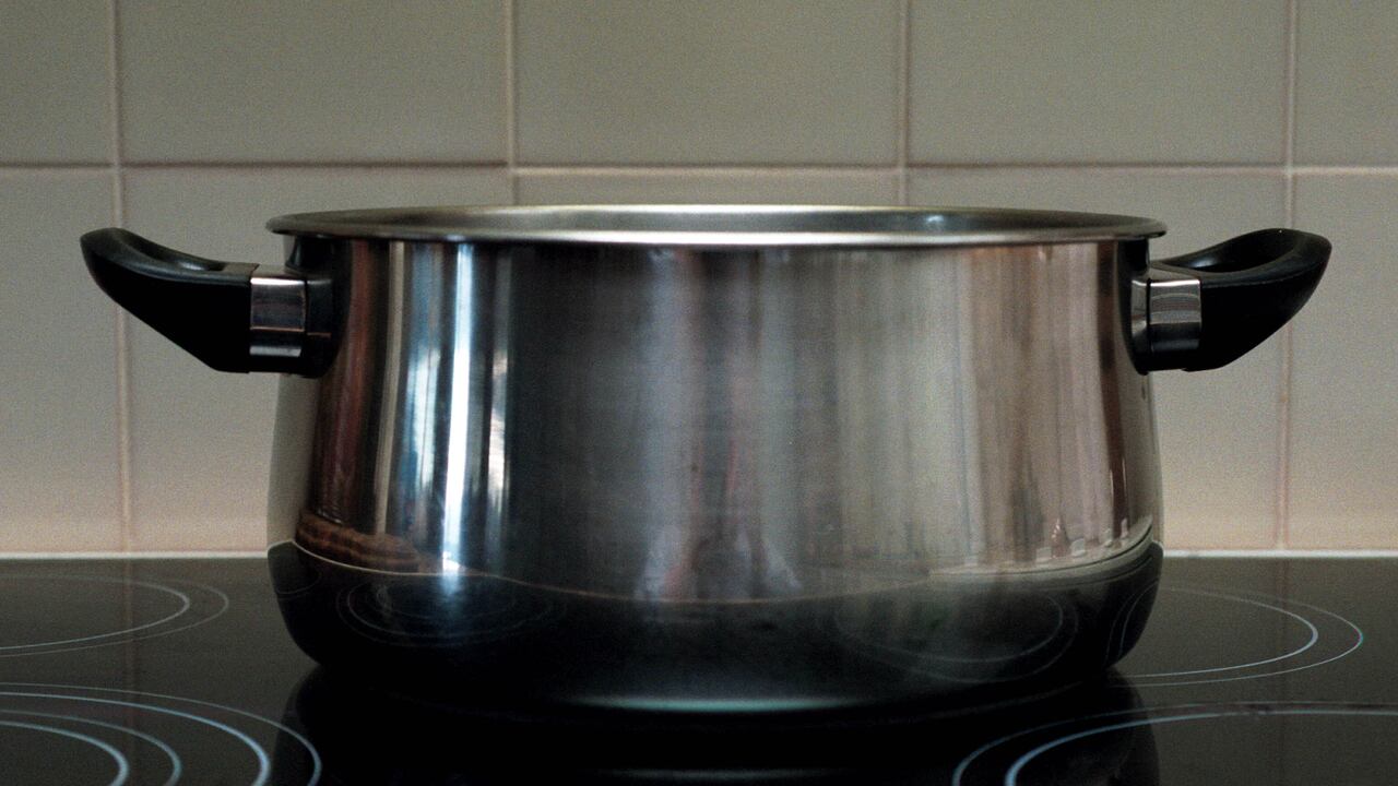 Aunque existen diferentes productos como jabones especiales o sustancias desengrasantes para limpiar las ollas, en algunos casos puede que no sea suficiente para dejarlas completamente limpias.