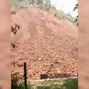 Un deslizamiento de tierra de grandes proporciones llevó a restringir la movilidad por la autopista Medellín-Bogotá