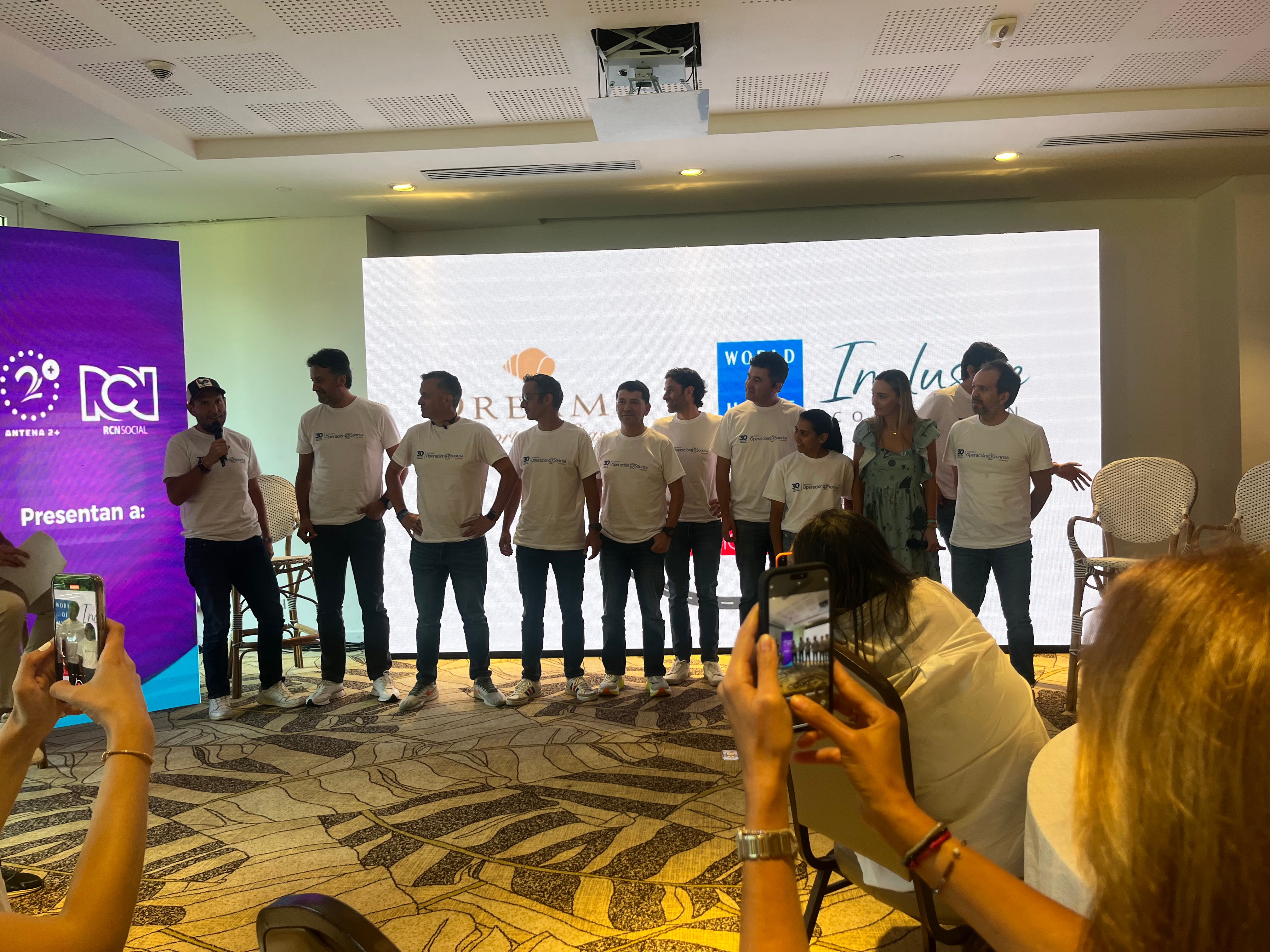 Los ciclistas aficionados que rodarán para recolectar fondos para cirugías de niños con labio y paladar hendido.