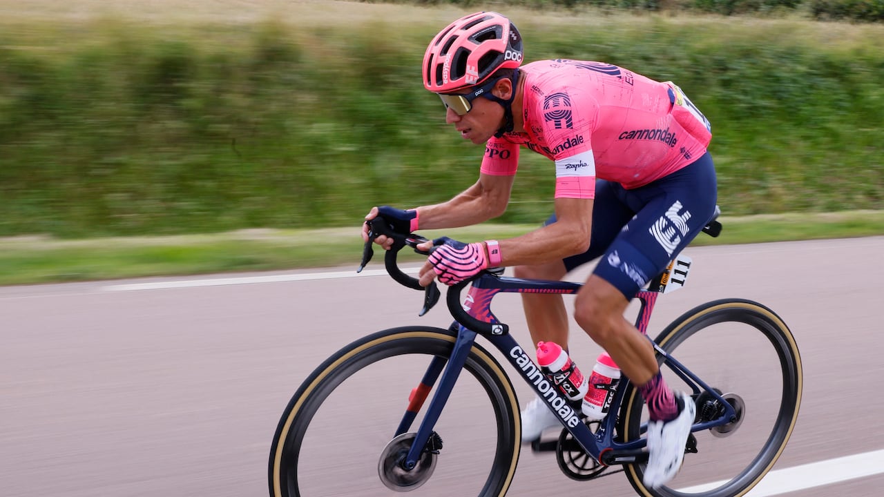 El colombiano Rigoberto Uran, del Team Education First, corre durante la 7a etapa de la 108a edición de la carrera ciclista Tour de Francia, 249 km entre Vierzon y Le Creusot, el 2 de julio de 2021. (Foto de Thomas SAMSON / AFP)