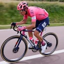 El colombiano Rigoberto Uran, del Team Education First, corre durante la 7a etapa de la 108a edición de la carrera ciclista Tour de Francia, 249 km entre Vierzon y Le Creusot, el 2 de julio de 2021. (Foto de Thomas SAMSON / AFP)