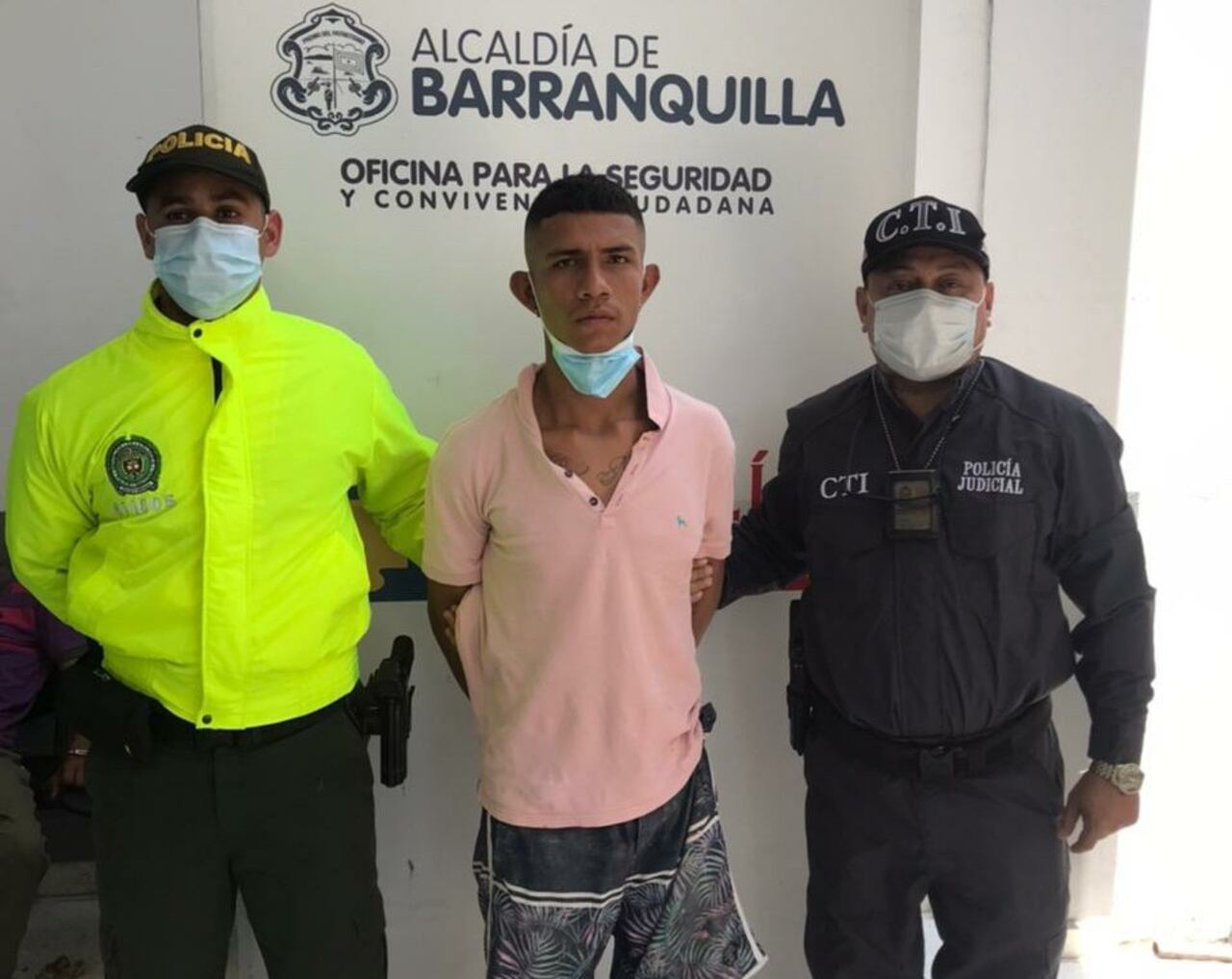 Momento en que las autoridades presentaron al presunto asesino.
