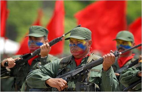 Soldados de la reserva militar de Venezuela participaron en una parada. Con esa ceremonia se celebró el quinto aniversario después de que el presidente Hugo Chávez volviera al poder tras un fallido golpe de estado que le hicieron sus opositores. 