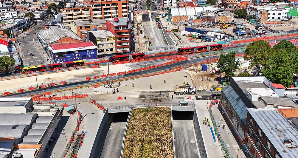 Para realizar estas obras, hay más de 10.000 trabajadores que están distribuidos en 138 frentes. 