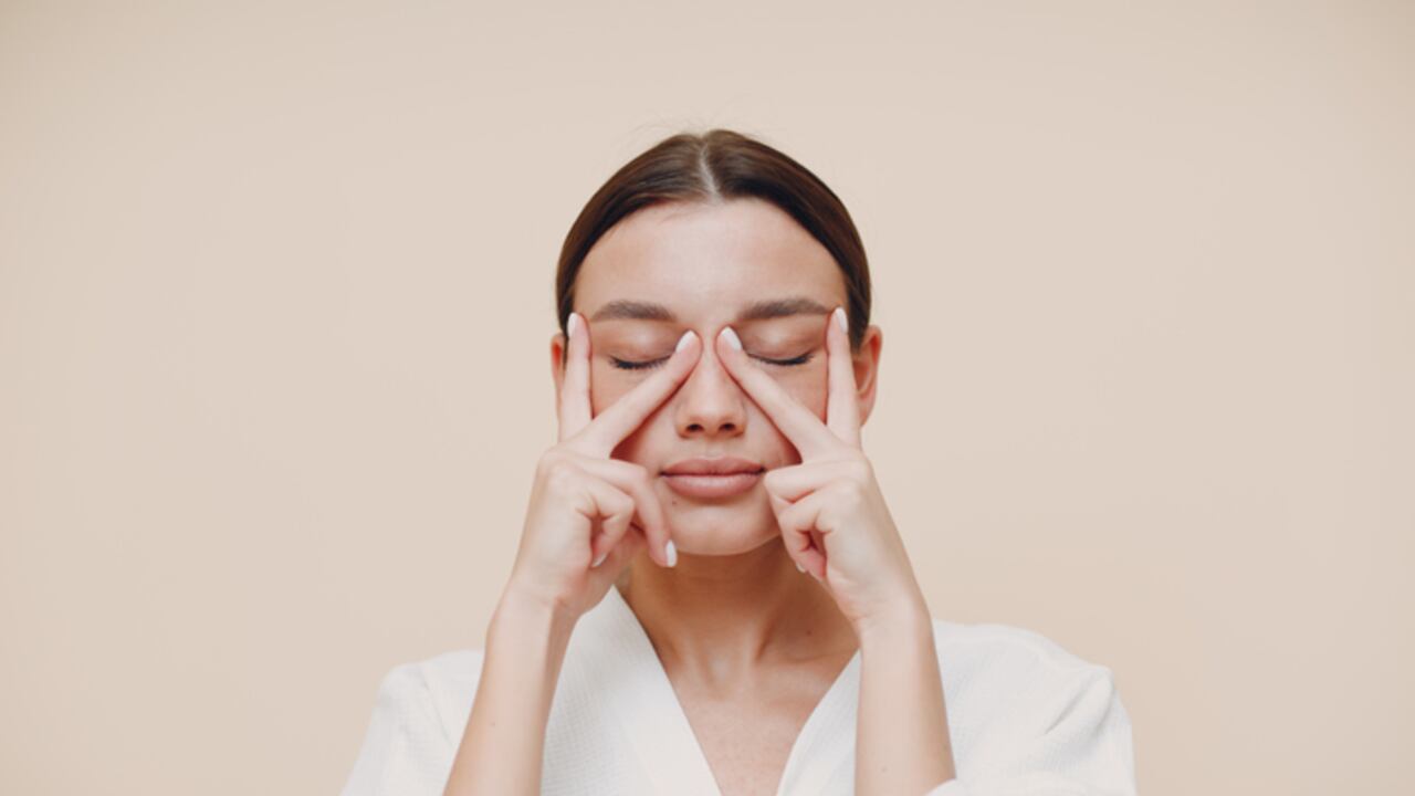 Este ejercicio trabaja los músculos que rodean el ojo y ayuda a tonificar y fortalecer el párpado superior.