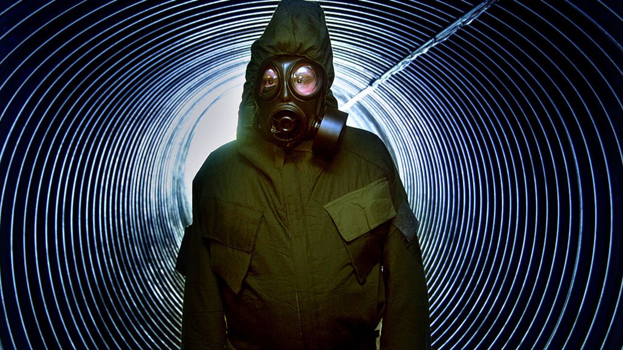 Un hombre vestido con un traje de protección biológica nuclear se encuentra en la entrada de un búnker de comando nuclear del Reino Unido. (Photo by Sion Touhig/Getty Images).