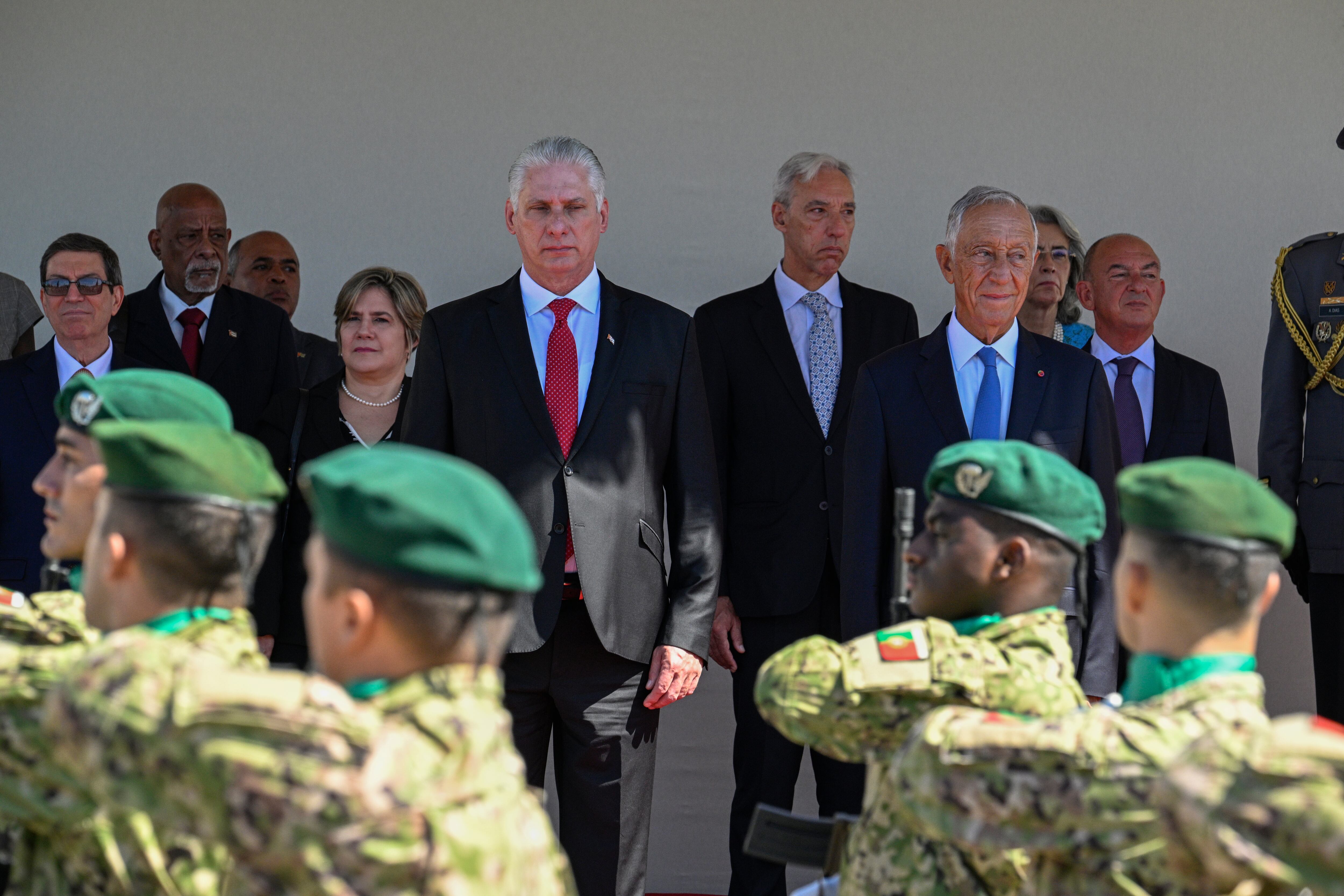 El Presidente de Cuba Miguel Díaz-Canel (L) y el Presidente portugués Marcelo Rebelo de Sousa (R) observan a la guardia de honor