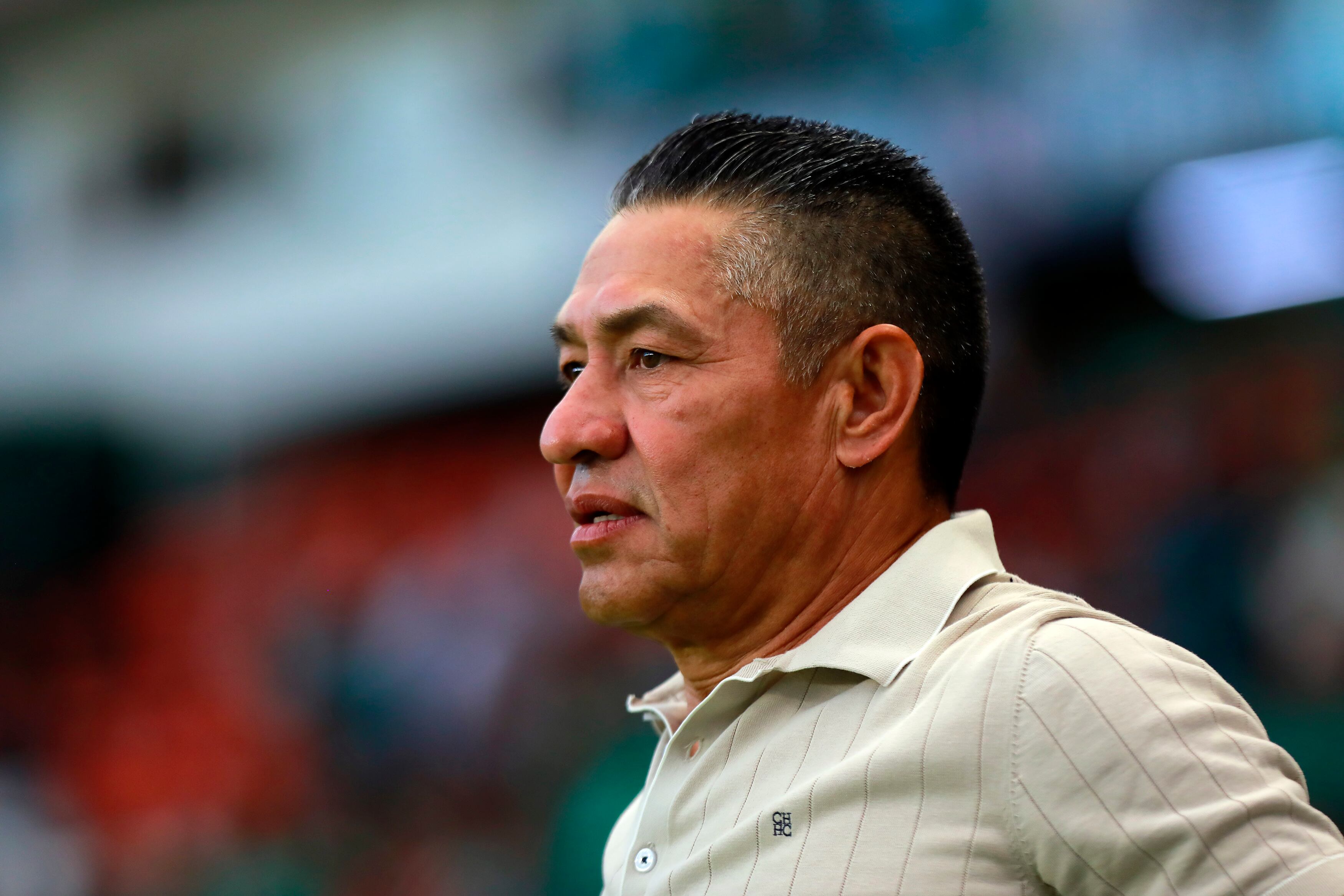 LEON, MEXICO - AUGUST 24: Ignacio Ambriz, head coach of Santos, looks on during the 5th round match between Leon and Santos Laguna as part of the Torneo Apertura 2024 Liga MX at Leon Stadium on August 24, 2024 in Leon, Mexico. (Photo by Cesar Gomez/Jam Media/Getty Images)