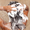 El champú de cebolla roja ayuda a fortalecer el cabello.