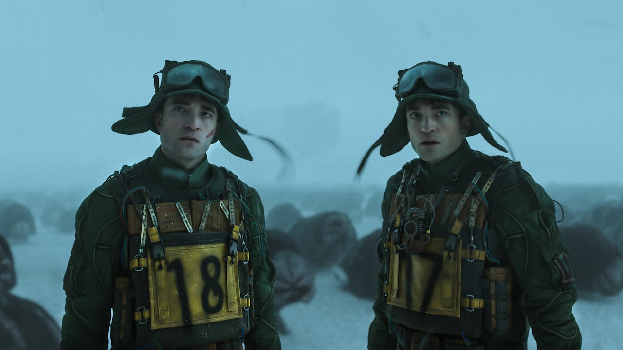 Robert Pattinson protagoniza (por partida doble) este alocado, humorístico y sesudo largometraje de Bong Joon-ho. Ya se proyecta en Colombia.