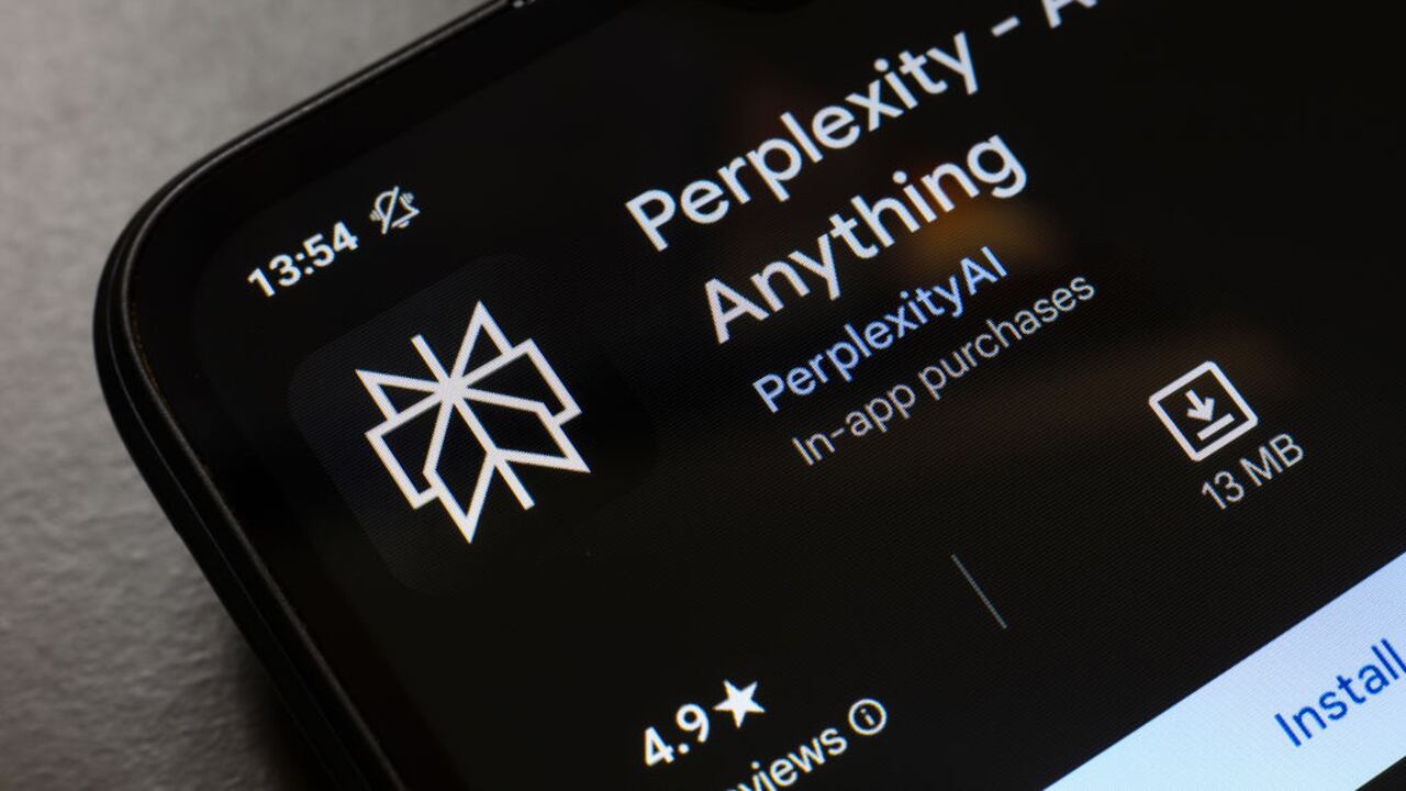 Con su modo "Focus", Perplexity AI se centra en proporcionar respuestas claras y exactas, posicionándose como una opción más precisa frente a ChatGPT.