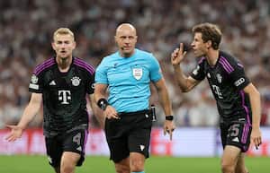El árbitro Szymon Marciniak observa a Matthijs de Ligt y Thomas Mueller del Bayern München durante el partido de vuelta de semifinales de la UEFA Champions League entre el Real Madrid y el FC Bayern München en el Estadio Santiago Bernabeu el 08 de mayo de 2024 en Madrid, España.