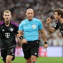 El árbitro Szymon Marciniak observa a Matthijs de Ligt y Thomas Mueller del Bayern München durante el partido de vuelta de semifinales de la UEFA Champions League entre el Real Madrid y el FC Bayern München en el Estadio Santiago Bernabeu el 08 de mayo de 2024 en Madrid, España.