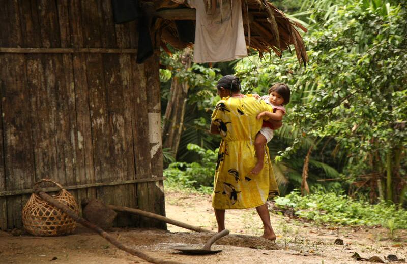 La comunidad de Bocas del Taraira, que venía de otra región del Vaupés, se asentó primero en el territorio de Yuisi, y fueron reubicados varios kilómetros más abajo sobre el río Apaporis donde viven hoy. 