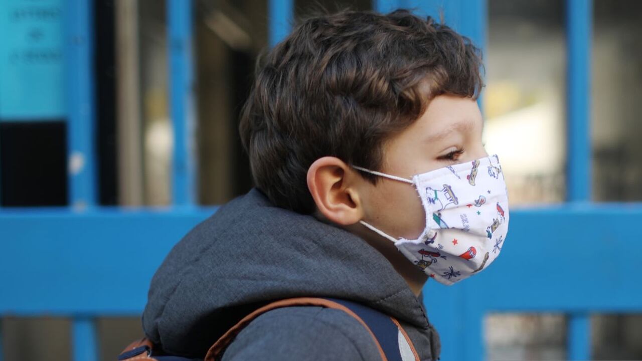 La medida restrictiva del uso de tapabocas obligatorio en colegios y en espacios cerrados, dejó de serla a partir del 15 de mayo