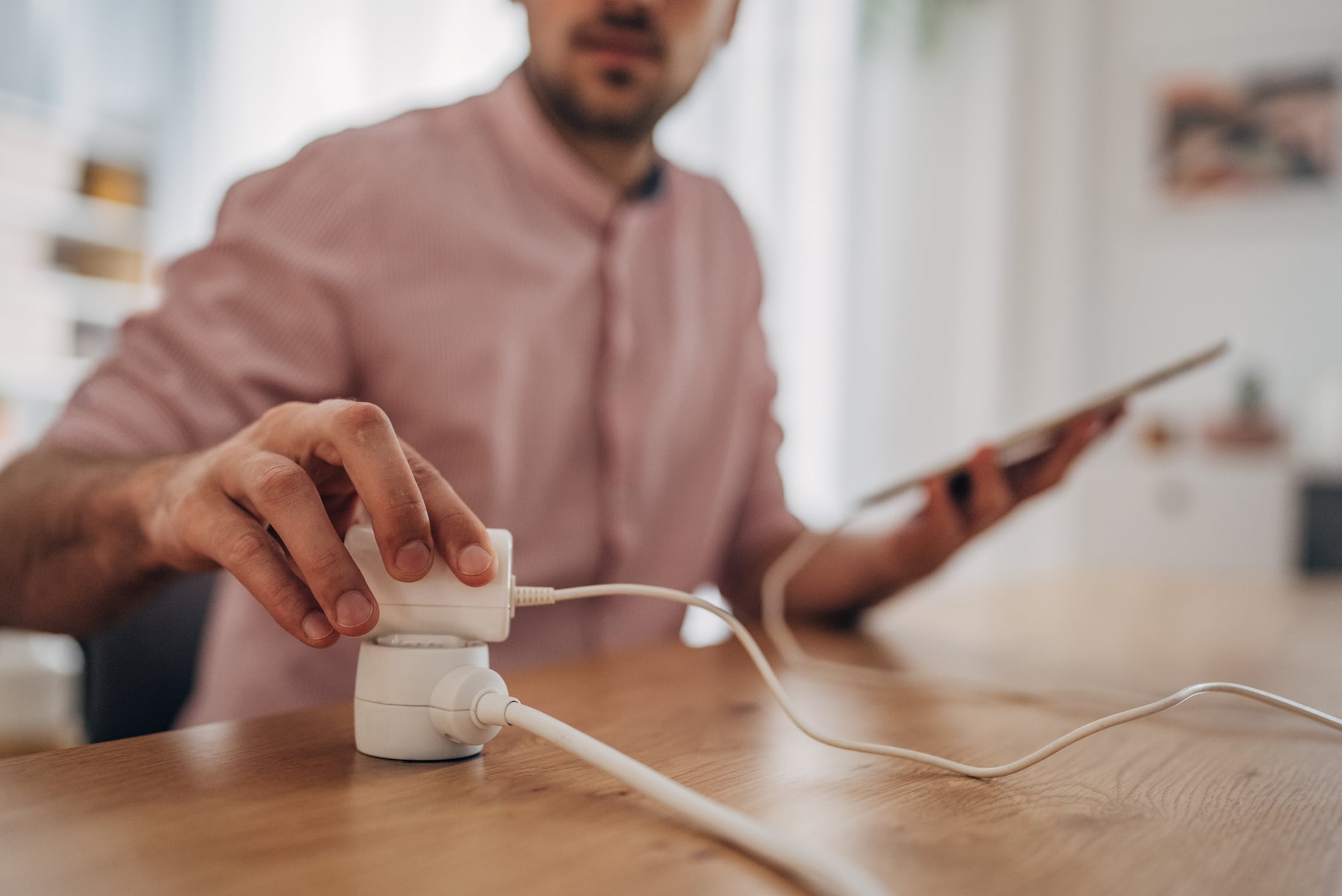 Usuarios de dispositivos electrónicos se preguntan qué factores influyen en el calor generado por los cargadores de celular.