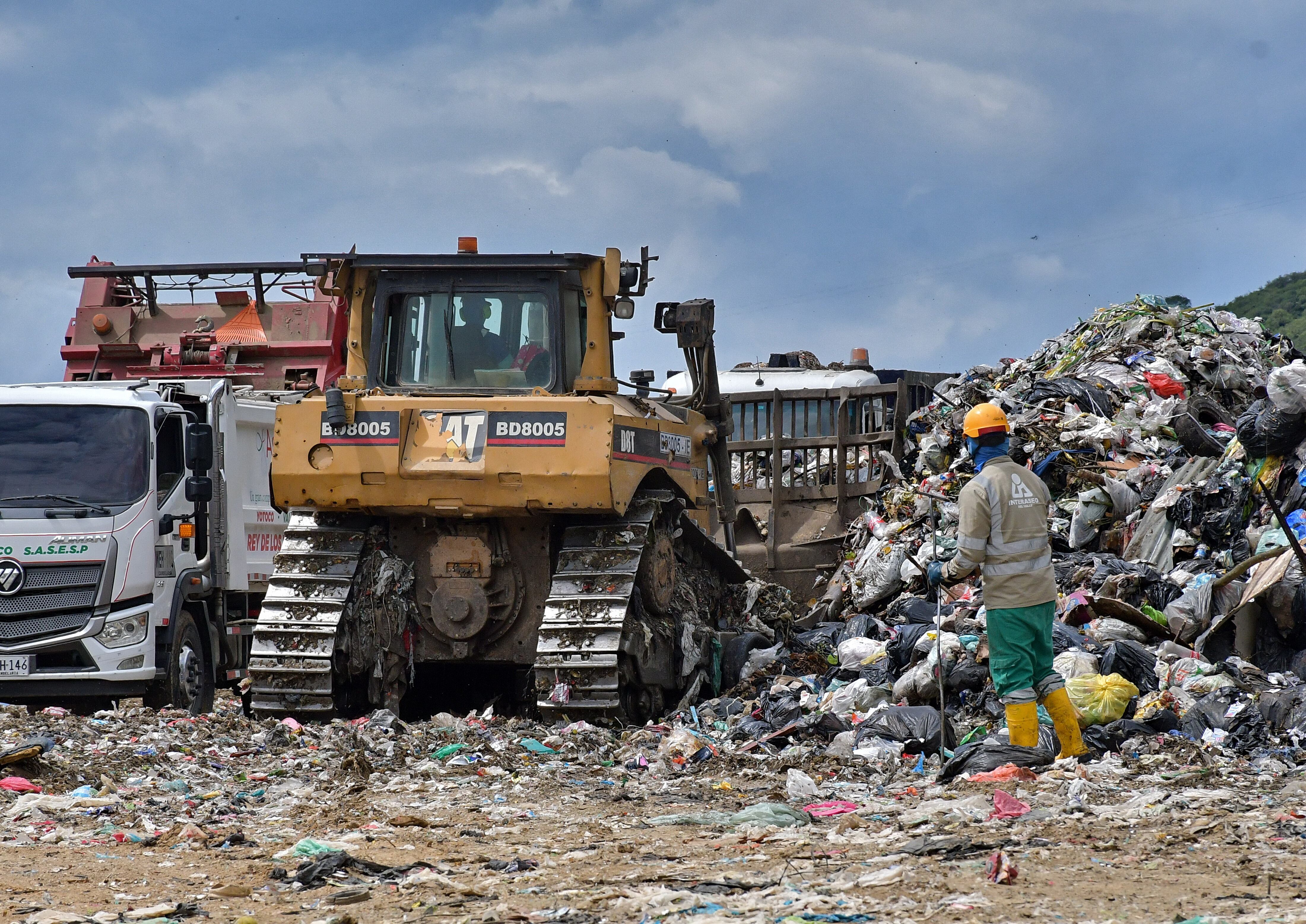 el relleno sanitario de Yotoco, lugar donde se disponen las basuras de Cali
En este lugar se disponen los residuos domiciliarios de Cali, Calima-El Darién, Florida, Candelaria, Yumbo, Restrepo, Jamundí, La Cumbre, Dagua y Yotoco (Valle), así como de Villarrica, Caloto, Guachené y Padilla (Cauca).
