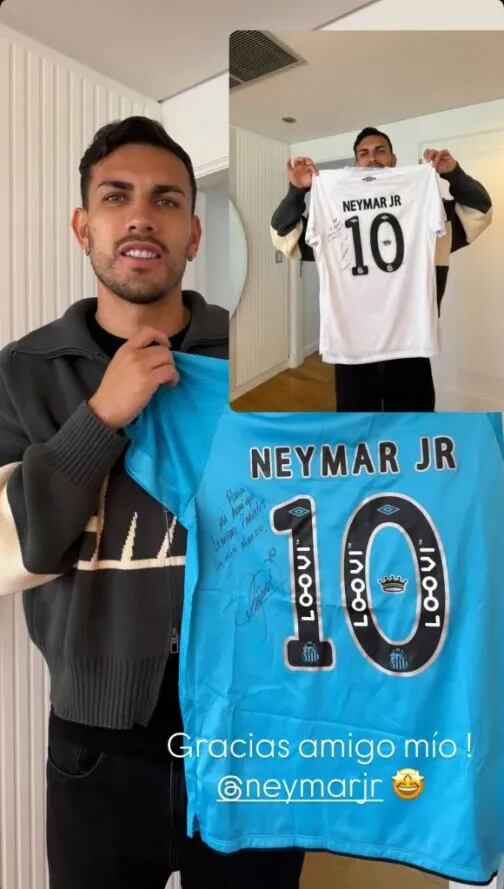 Paredes con el regalo que le envió Neymar.