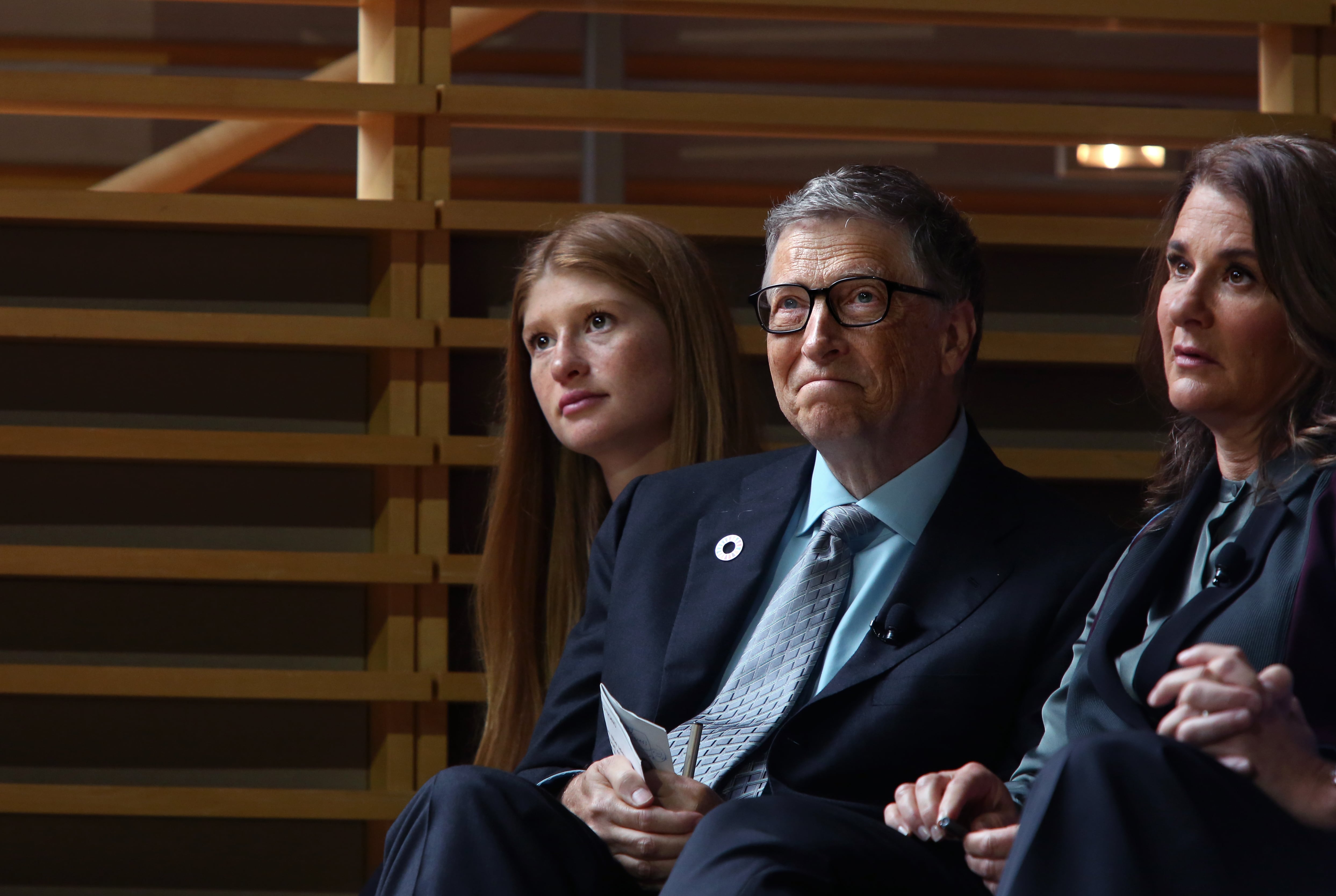 Jennifer Gates y sus padres, Bill y Melinda Gates, escuchan al expresidente estadounidense Barack Obama