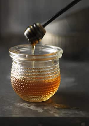 4. Utiliza miel todas las noches, además de que sirve como desmaquillador estarás hidratando y haciendo una exfoliación muy suave en tu cara. Sus propiedades antisépticas, antibacteriales y antimicrobiales previenen la aparición y elimina los granitos. ©Pinterest