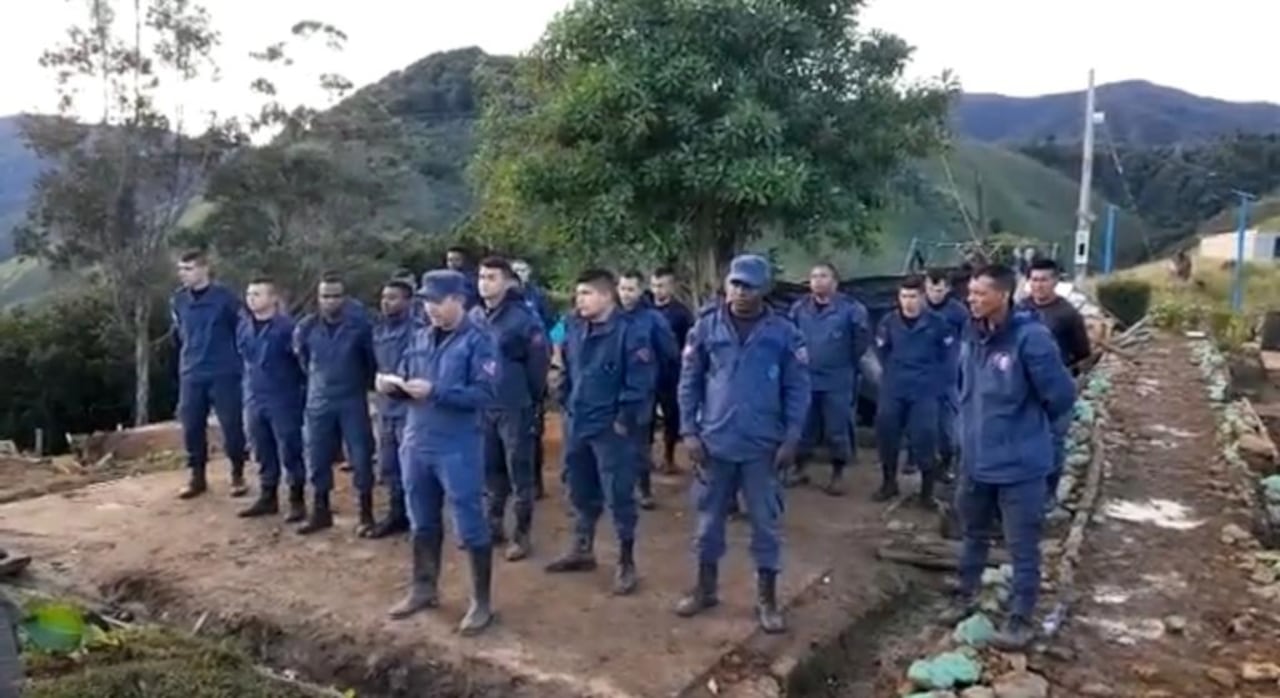 Integrantes del batallón de desminado humanitario haciendo un llamado para que los saquen de la zona.