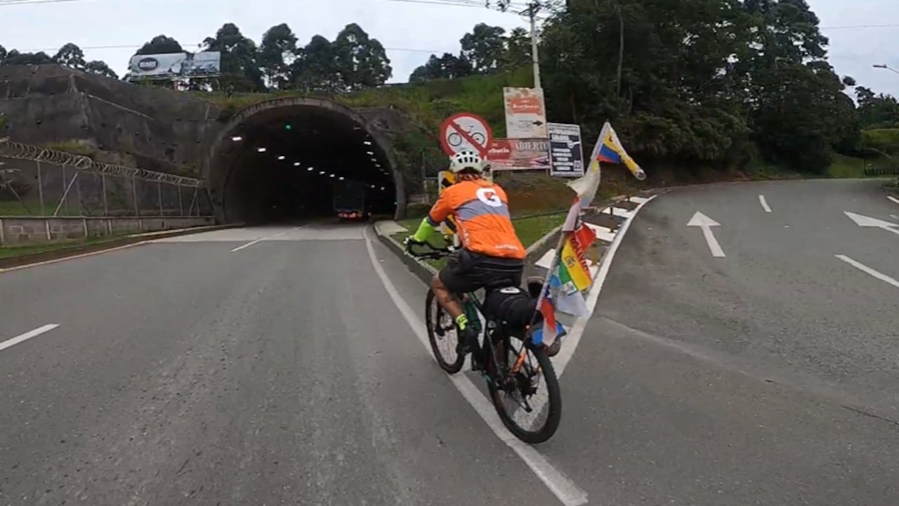 Amantes de la bicicleta y los viajes explorando Colombia.
