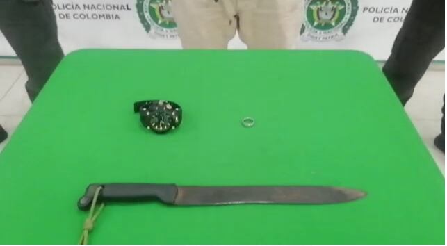 Al ladrón le hallaron el machete y las pertenencias de la víctima.