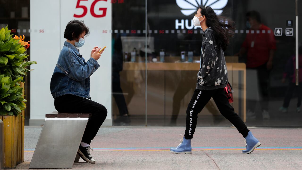 Resultados financieros de Huawei en 2020. (AP Photo/Andy Wong, File)