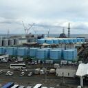 Esta foto tomada durante una visita de periodistas de Associated Press muestra algunos de los cerca de 1.000 enormes tanques que contienen aguas residuales tratadas pero aún radioactivas en la planta de energía nuclear Fukushima Daiichi. Está previsto que las aguas residuales radiactivas tratadas se viertan en el mar en algún momento desde la primavera de 2023 hasta el verano después de las pruebas requeridas y la dilución con grandes cantidades de agua de mar (AP Photo/Mari Yamaguchi)