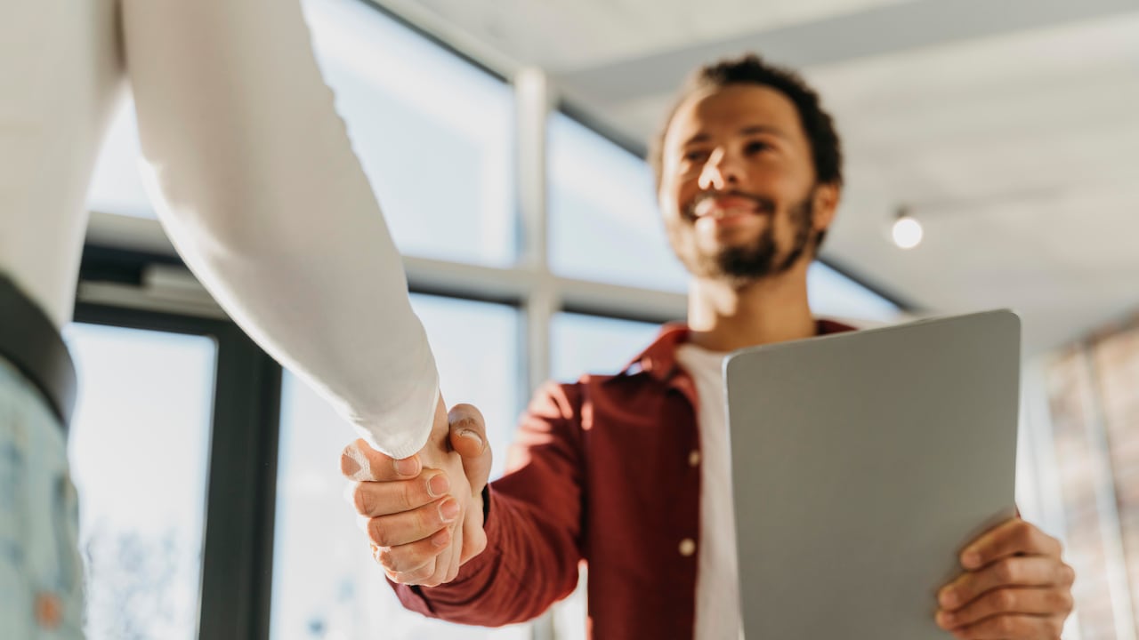 El estudio evaluó a más de 16 destinos internacionales en categorías como mercado laboral, infraestructura, estabilidad política y económica, seguridad, y entorno educativo.