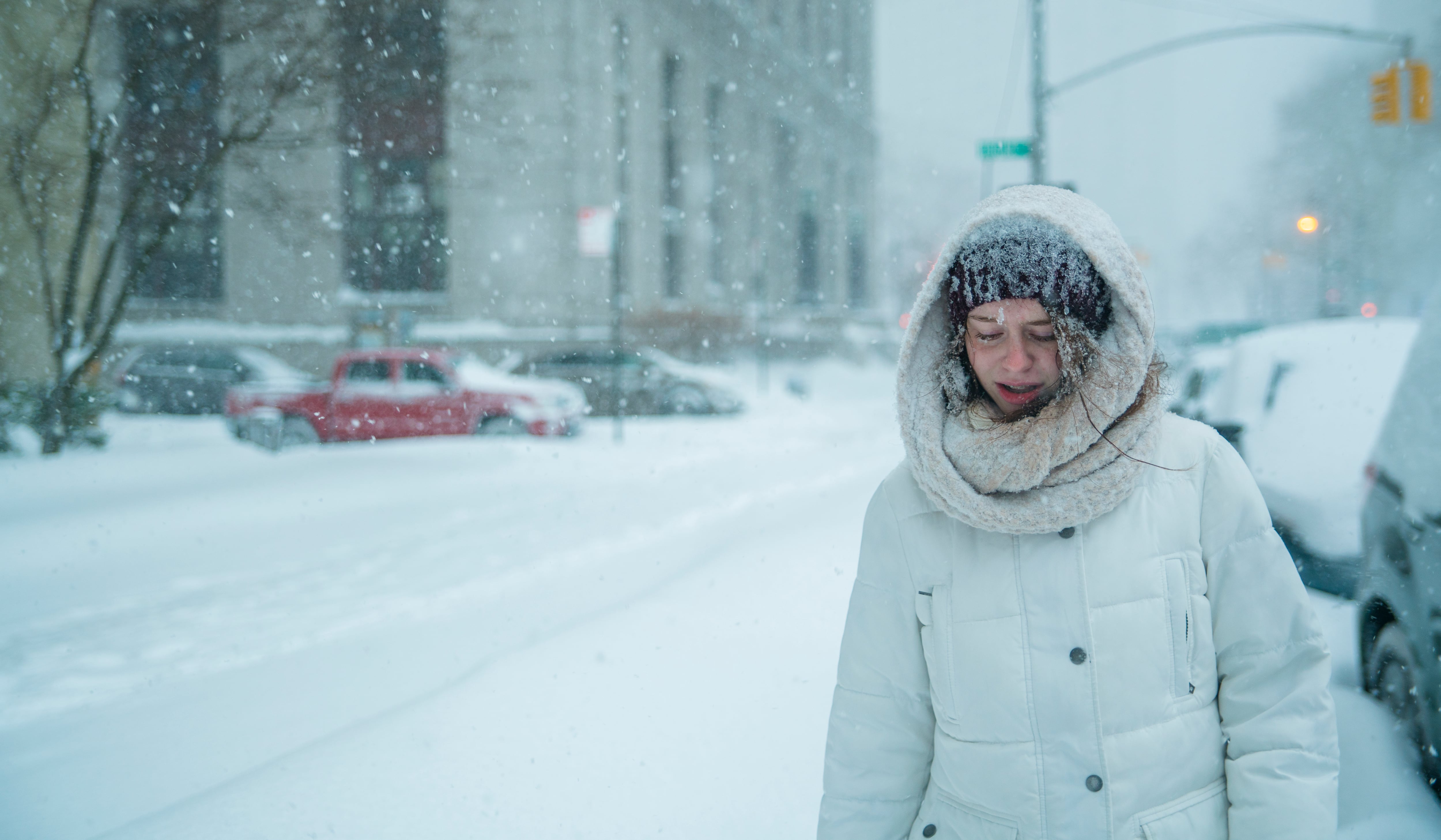 Mujer caminando en tormenta de nieve en Nueva York, Estados Unidos.