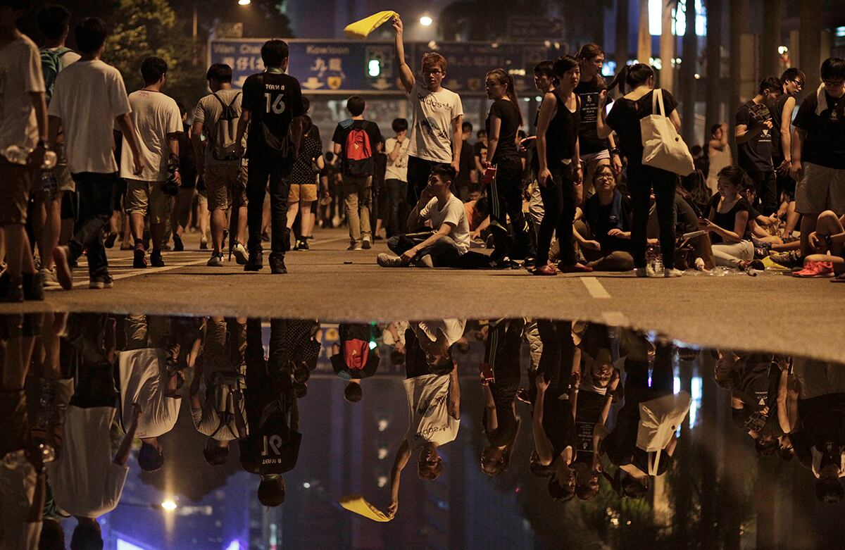A este martes a medianoche las autoridades de Hong Kong no se habían reunido con los protestantes prodemocracia, a pesar de sus amenazas de continuar su bloqueo a las principales vías de la ciudad.  (AP)