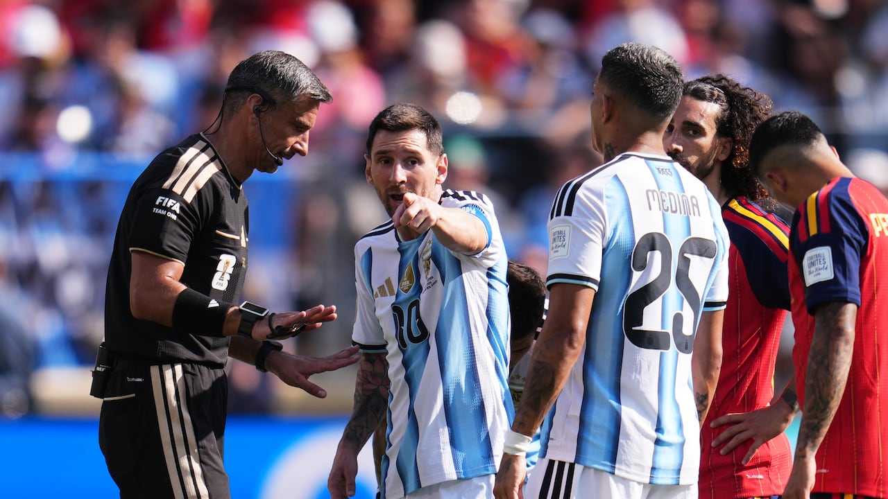 Lionel Messi reclama una decisión del árbitro Slavko Vincic.
