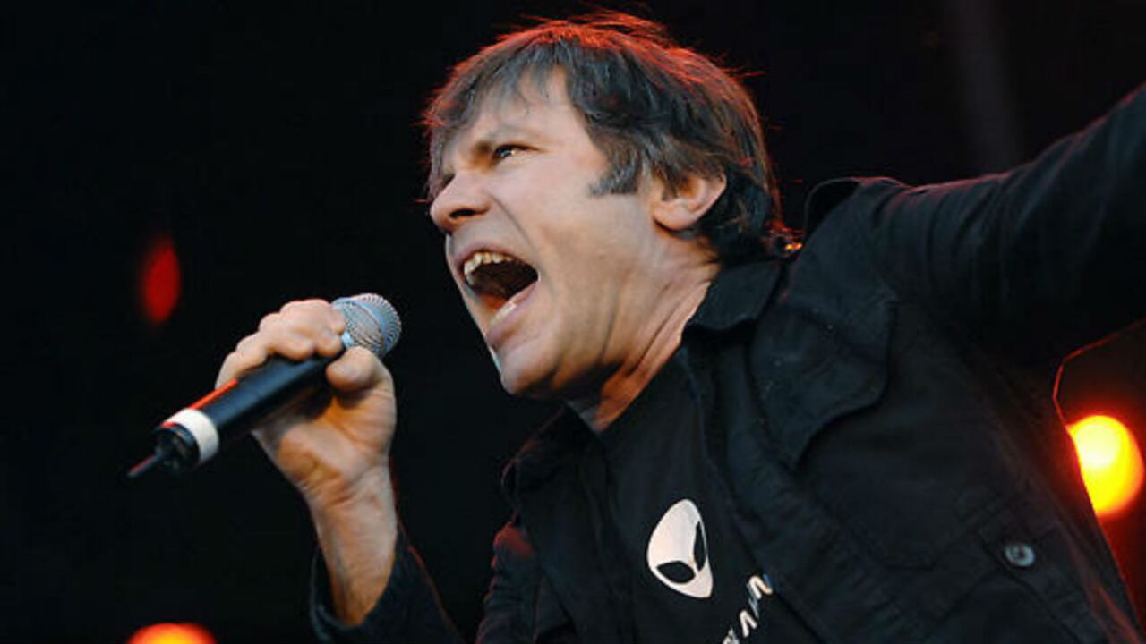 Además de cantante, Dickson es productor musical, piloto de aviación y ha sido conductor radial, televisivo, escritor y esgrimista.