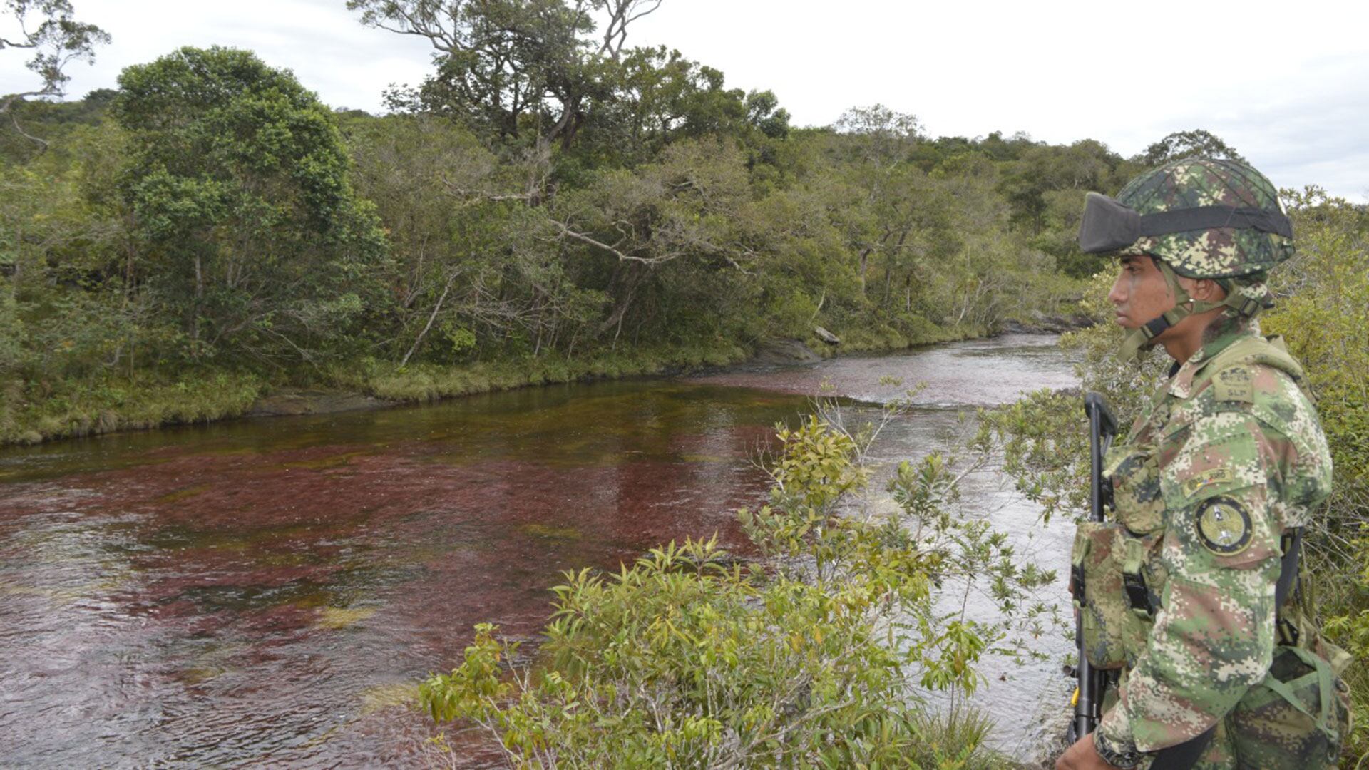 Soldado indígena guardián de Caño Cristales