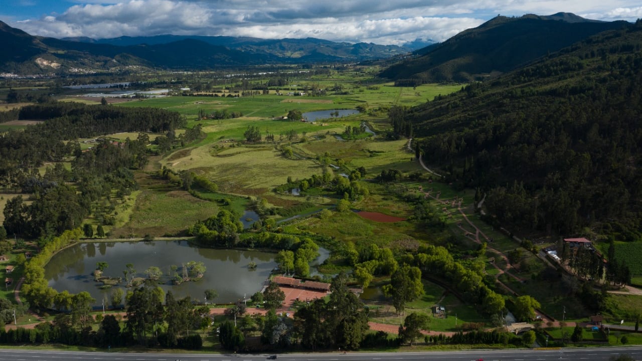 Los seis parques ecoturísticos administrados por la CAR son el Embalse del Neusa, río Neusa, Puente Sopó, Embalse El Hato, Juan Pablo II y la laguna del Cacique Guatavita.
