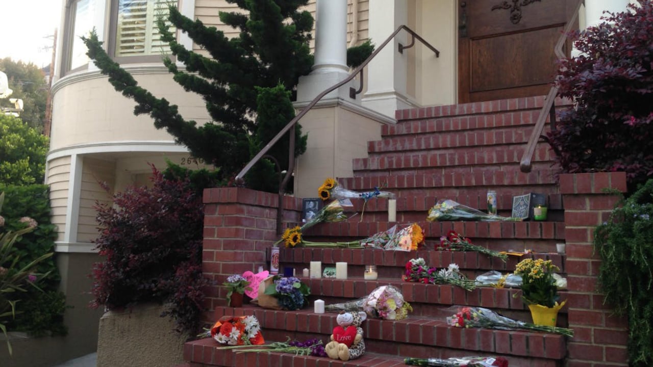 La casa con las flores que los aficionados enviaron cuando falleció Robin Williams.
