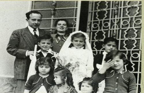 Luis Carlos Galán, en 1951, celebrando la primera comunión en compañía de Mario Galán y Cecilia Sarmiento (sus padres) y algunos de sus hermanos. 