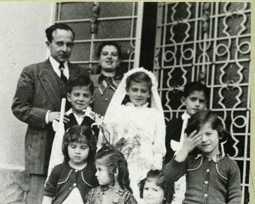 Luis Carlos Galán, en 1951, celebrando la primera comunión en compañía de Mario Galán y Cecilia Sarmiento (sus padres) y algunos de sus hermanos. 