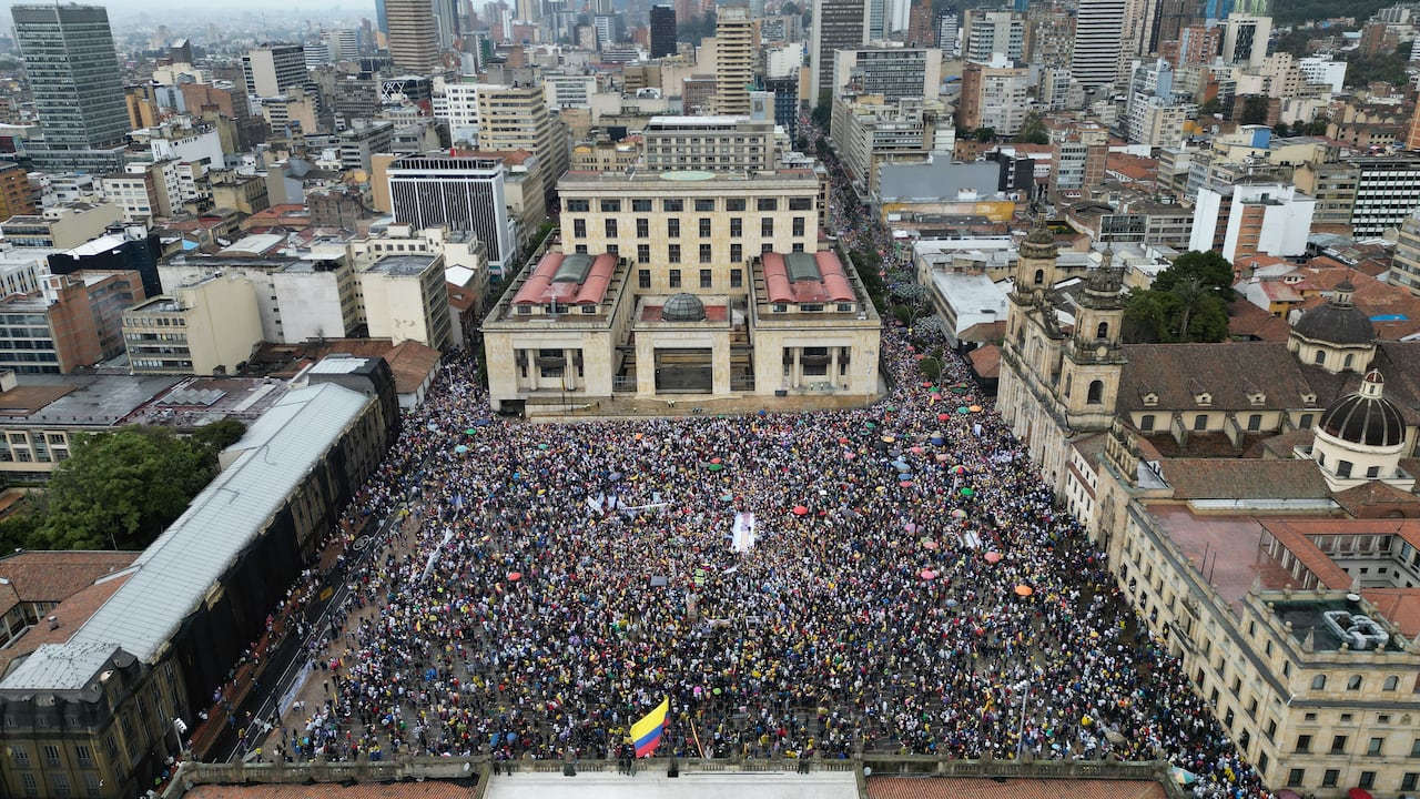 MARCHA 21 DE ABRIL EN CONTRA DEL GOBIERNO DE GUSTAVO PETRO BOGOTÁ en la plaza de Bolívar
