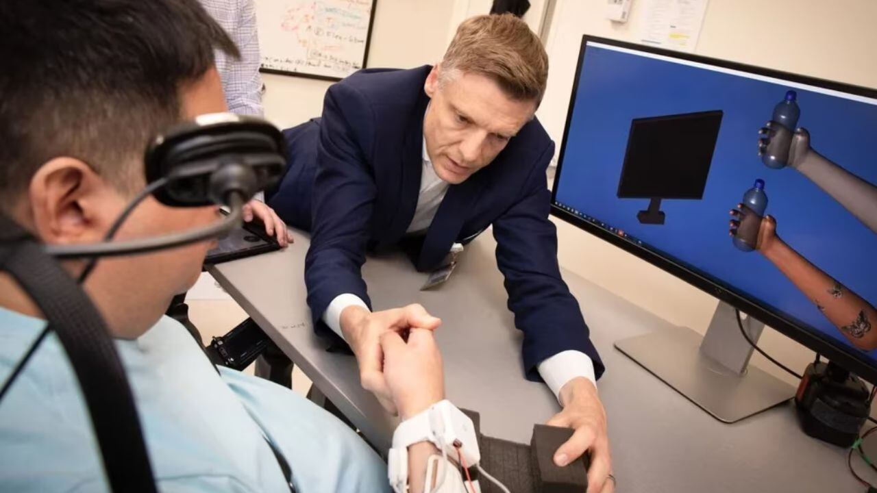 Hombre tetrapléjico recuperó el movimiento gracias a la inteligencia artificial.