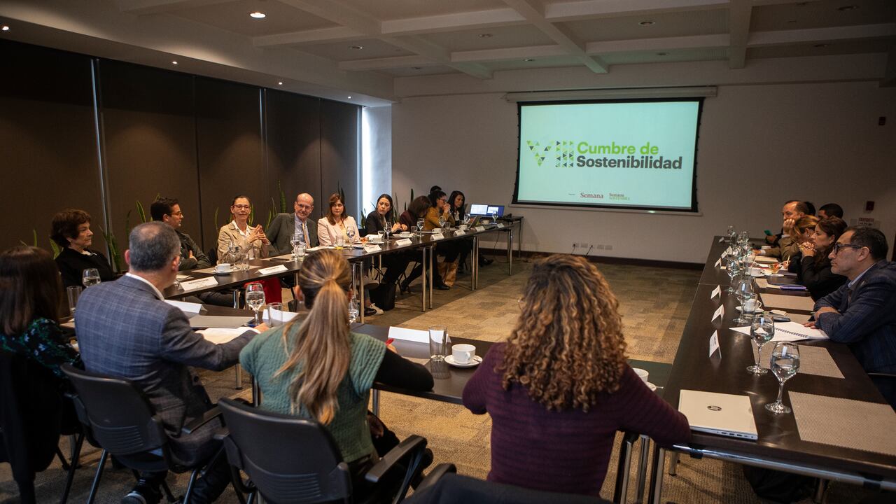 Expertos, académicos, empresarios y representantes de diferentes sectores participaron en el primer desayuno para armar la agenda de la VIII Cumbre de Sostenibilidad, a realizarse en el mes de julio. Foto: ESTEBAN VEGA LA-ROTTA, FEBRERO 19 DE 2025