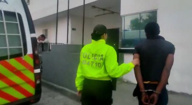 Capturaron a hombre que simulaba ser habitante de calle para robar negocios en Cali; las huellas dactilares lo delataron.