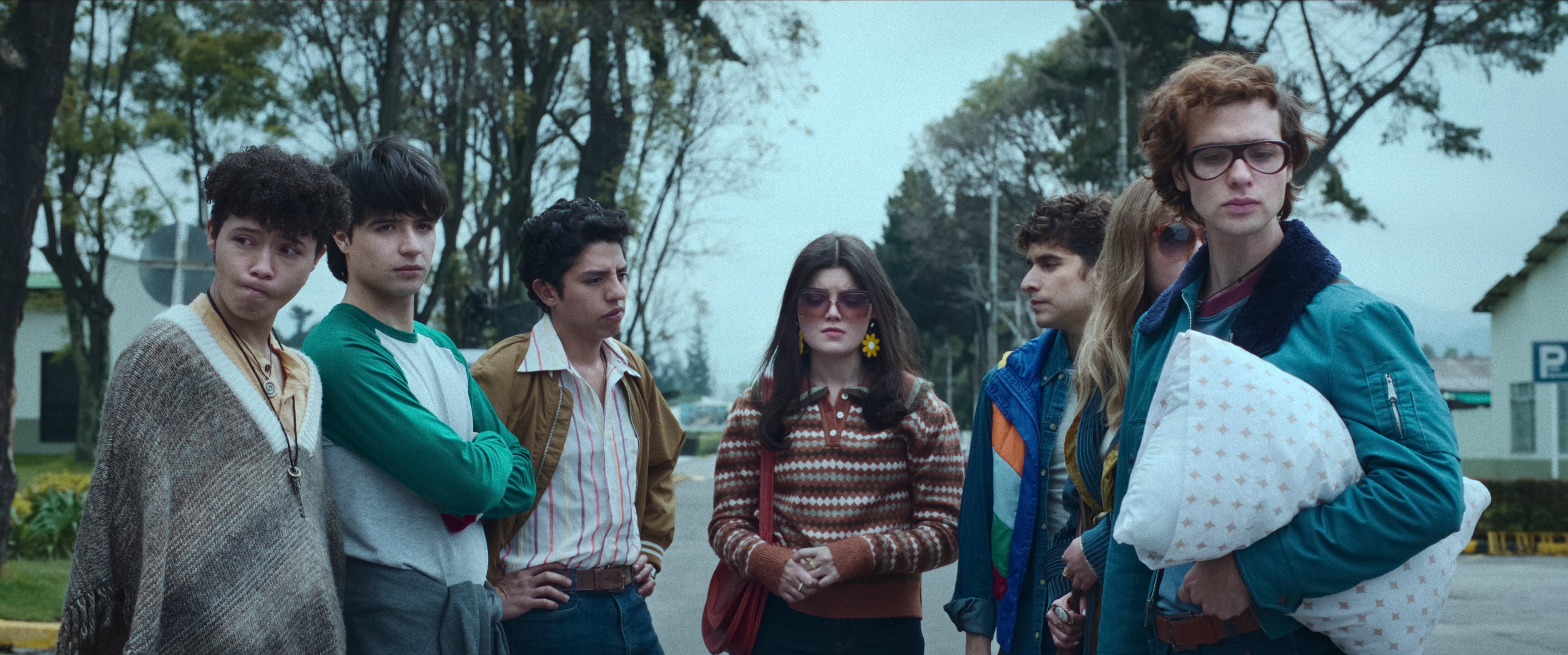 Mateo García Mazo es Rodrigo Arbeláez, Brandon Figueredo es Álvaro Castro, Sergio Palau es Martín Salcedo, Sara Pinzón es Luisa Salcedo, Emmanuel Restrepo es Camilo Granados, Francisca Estévez es Eva Samper, Julián Cerati as Gustavo Pabón en La Primera Vez S3. Cr. Courtesy of Netflix ©2025