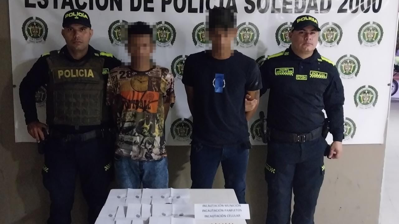 Los dos hombres fueron presentados por la Policía como presuntos responsables de lanzar panfletos a establecimientos comerciales en Soledad