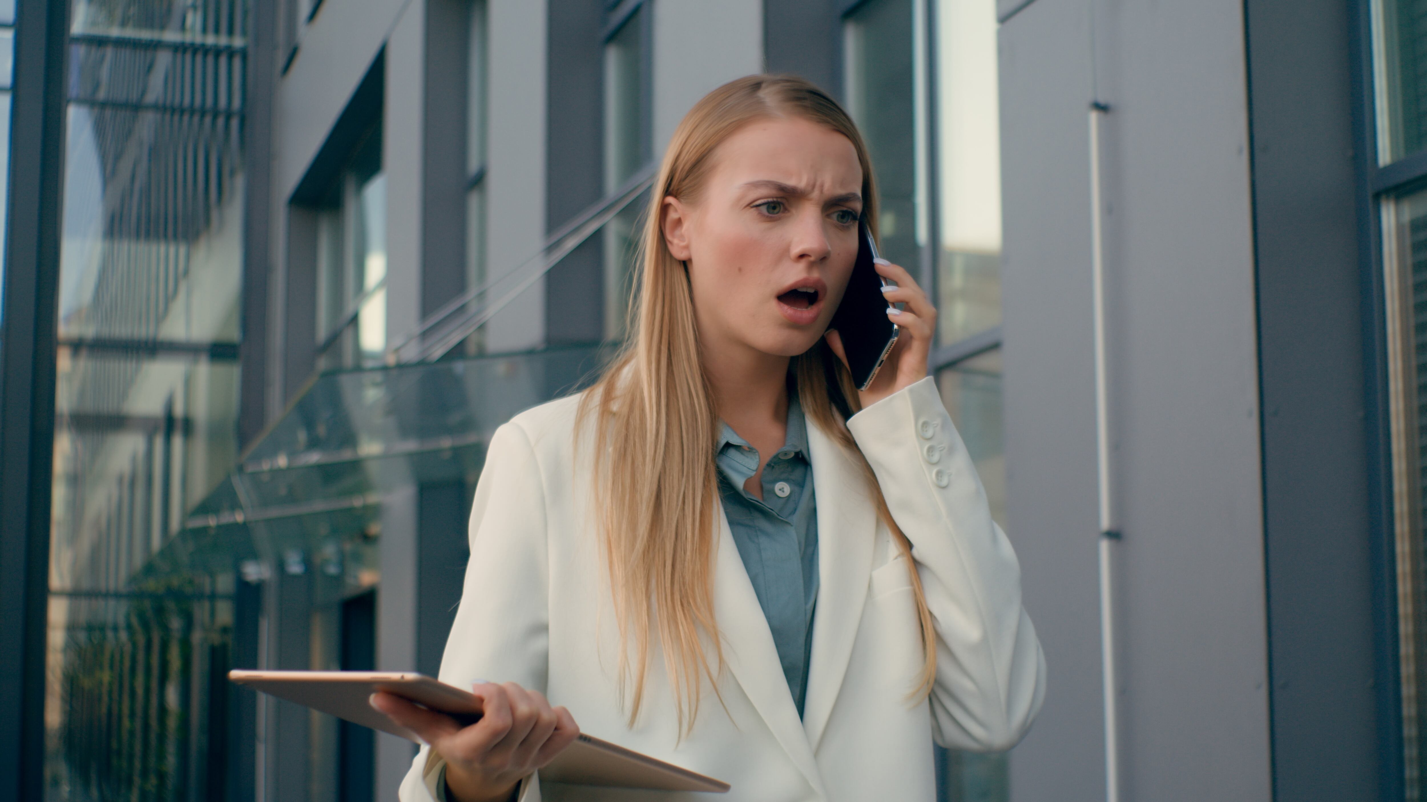 Las estafas laborales son fraudes o engaños relacionados con el ámbito del empleo.