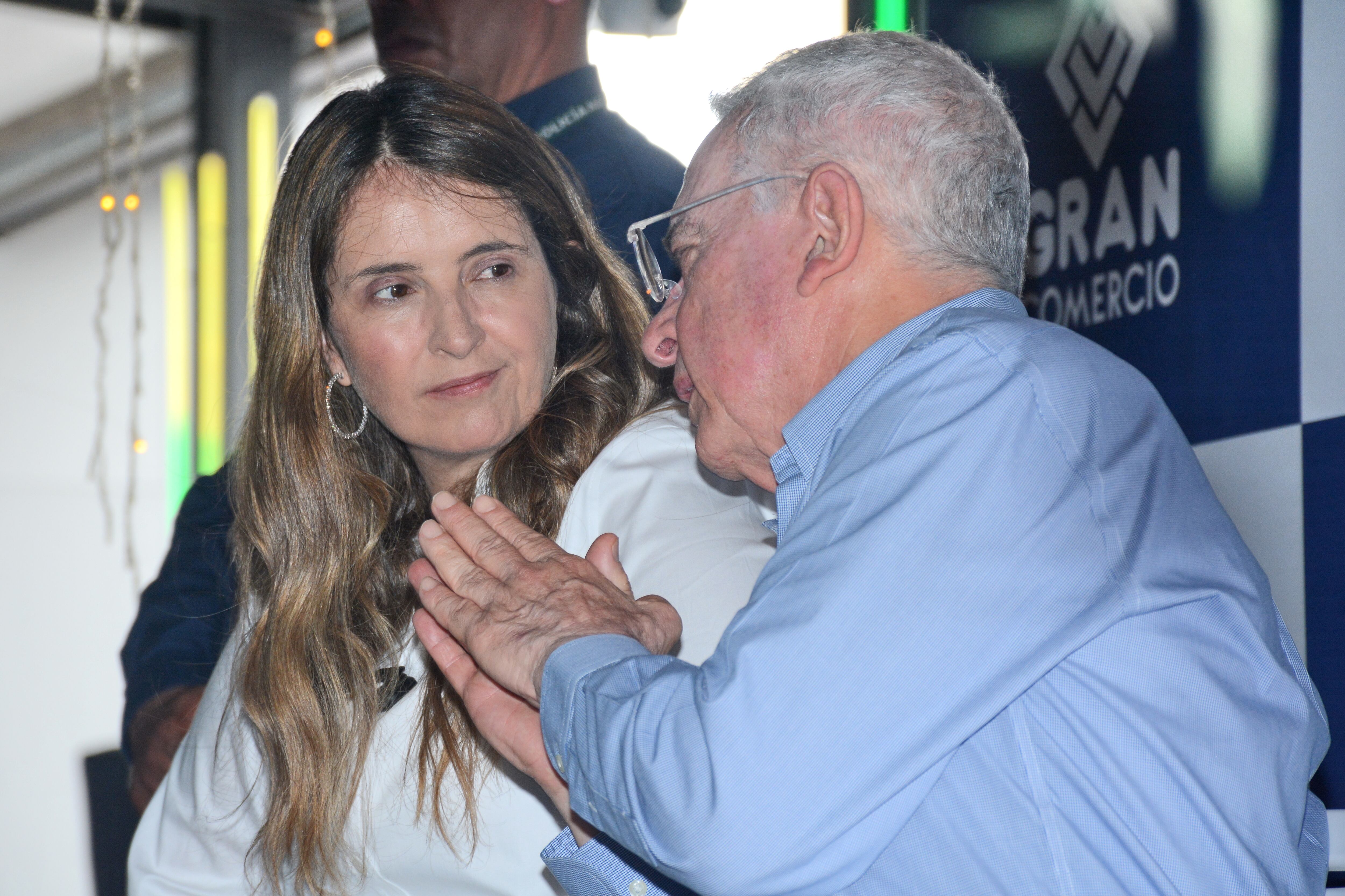 El líder del Centro Democrático, el expresidente Álvaro Uribe Vélez, llegó este martes a un centro comercial del centro de Cali, junto a la candidata presidencial de esa colectividad, Paloma Valencia. Foto: Jorge Orozco.