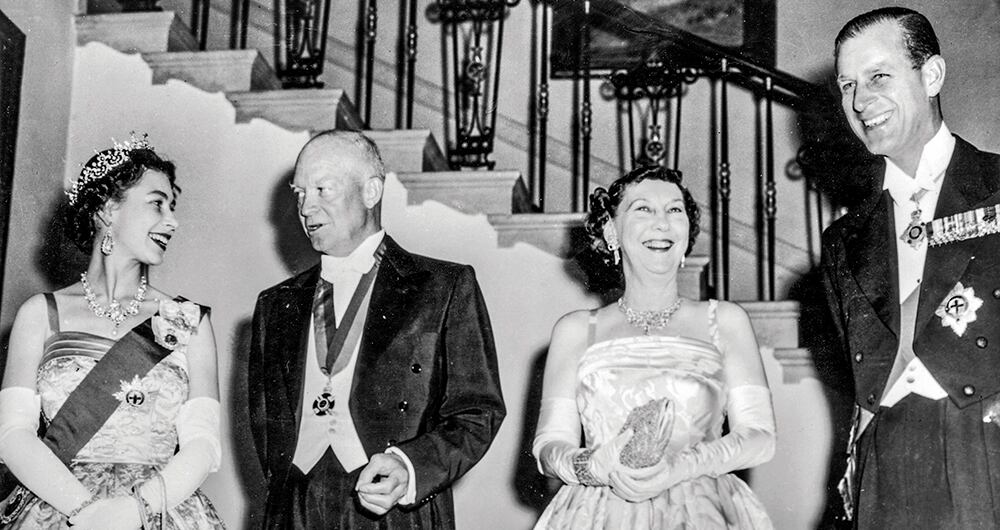 1959: La reina Isabel y el duque de Edimburgo reciben a Dwight Eisenhower en el Castillo de Balmoral. 