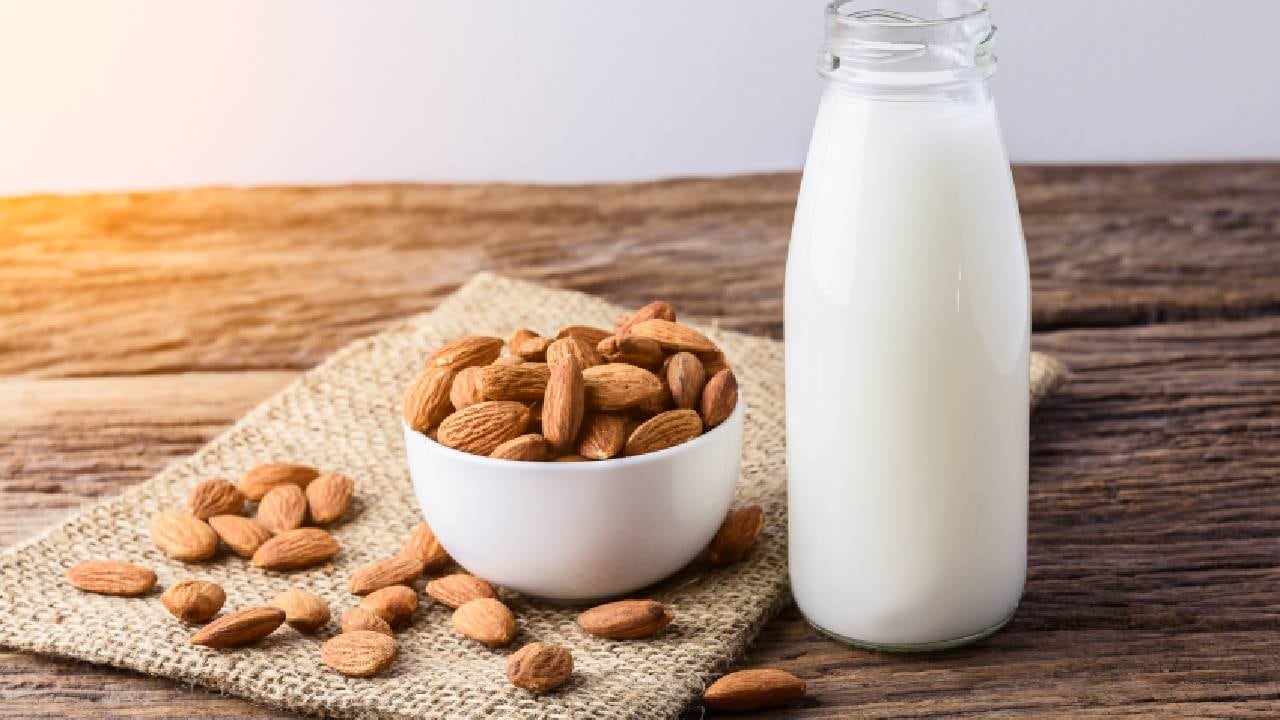 Beneficios de incluir la leche de almendras en la dieta.